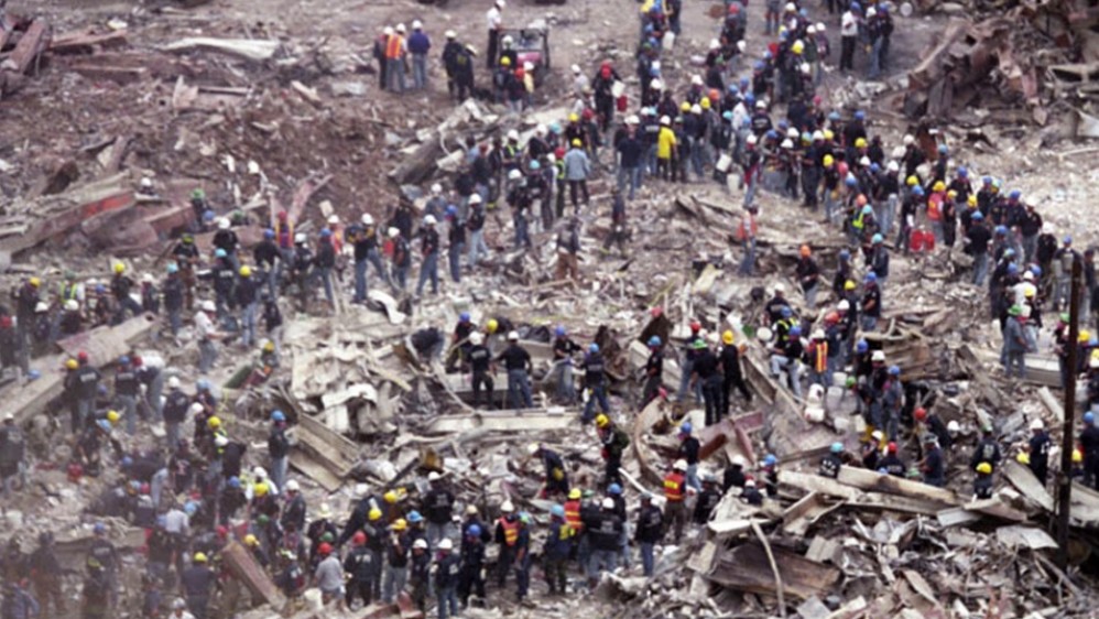 12 de septiembre | El día después de los atentados y la caída de las Torres Gemelas cientos de personas permanecían en Zona Cero para buscar sobrevivientes. Improvisaron “brigadas de baldes” para remover los escombros de las torres colapsadas. FOTO ARCHIVO 9/11 MEMORIAL MUSEUM