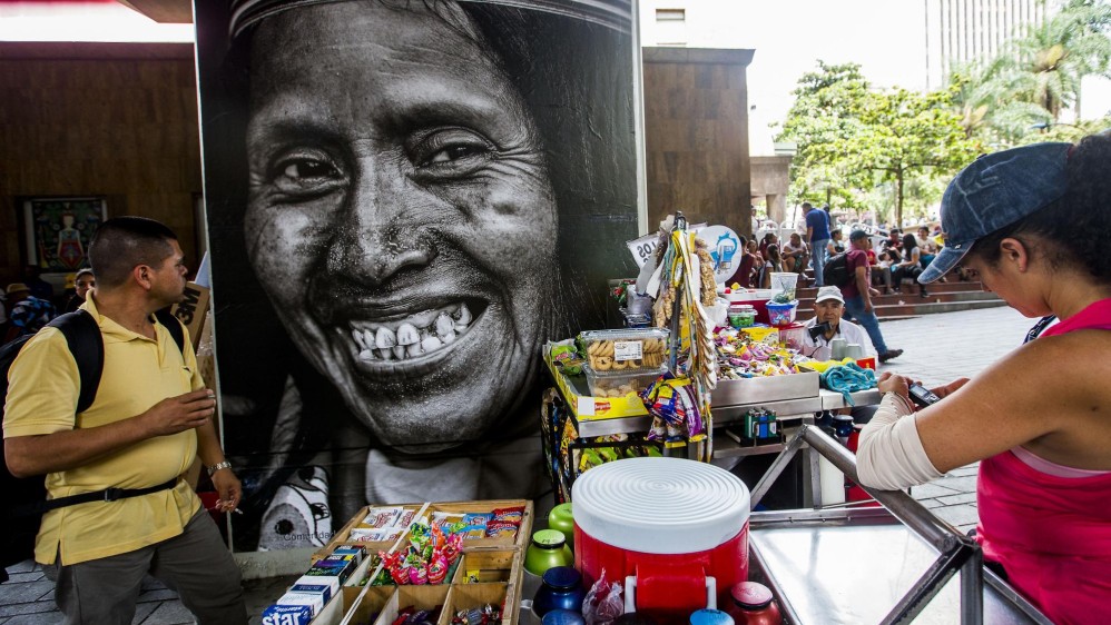 La obra Identidades está compuesta por 32 retratos en blanco y negro de gran formato, que están ubicados en los bajos de la estación Parque Berrío del Metro de Medellín. Foto: Julio César Herrera
