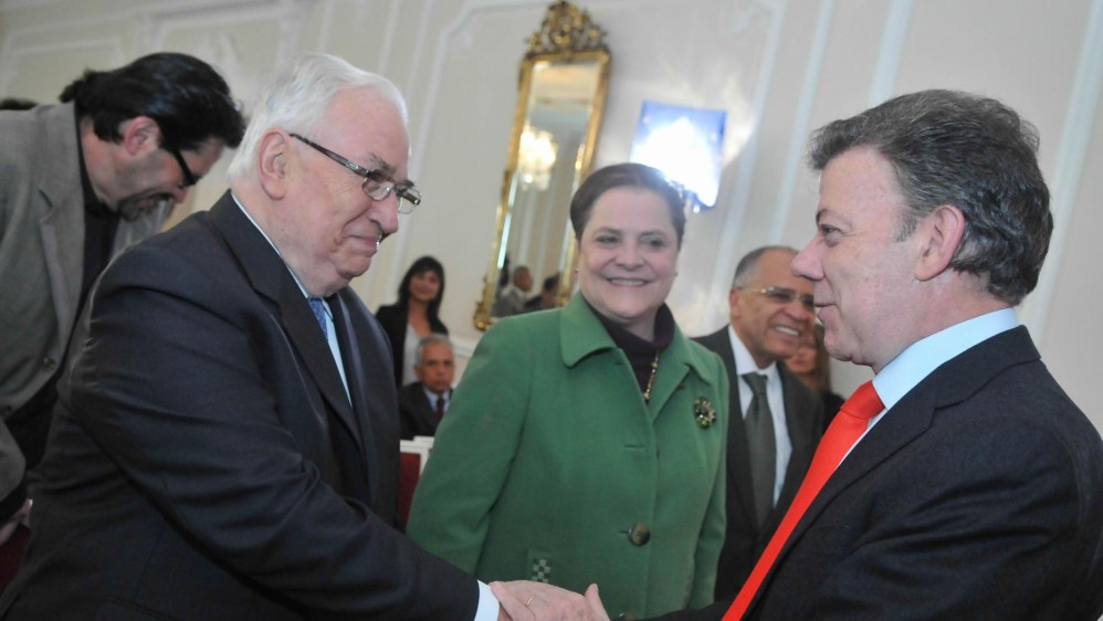Belisario Betancur con Juan Manuel Santos, Nobel de Paz, y Clara López