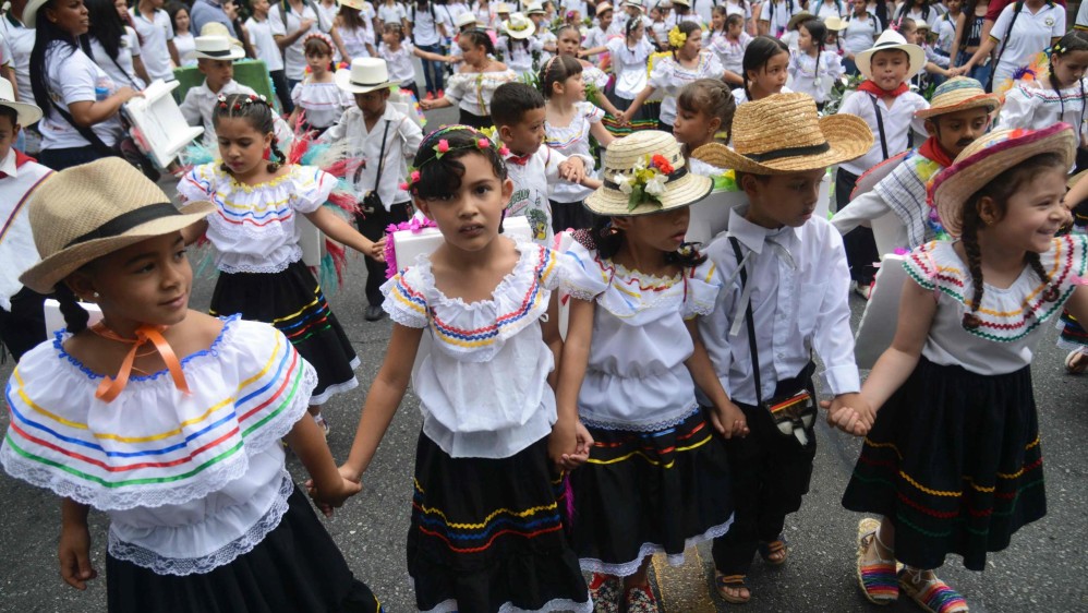 La comparsa de la Corporación de Silleteros de Santa Elena, fue una de las más aplaudidas por la belleza de sus silletas y el compromiso de sus niños, quienes son hijos de silleteros y los encargados de prologar esta tradición. FOTO AFP