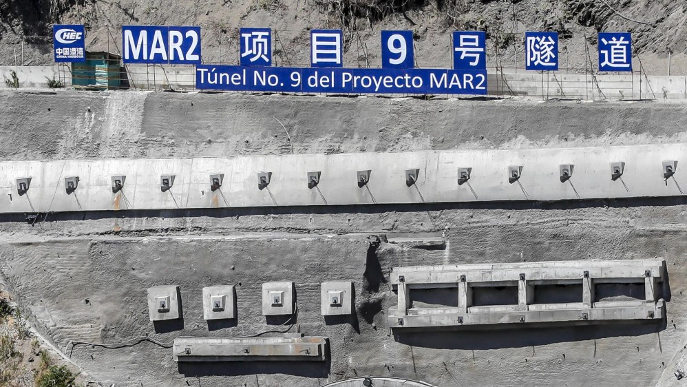 Los letreros en mandarín resaltan a lo largo de la vía y en muchos de los 200 frentes de obra que operan en este momento. Foto Juan Antonio Sánchez Ocampo