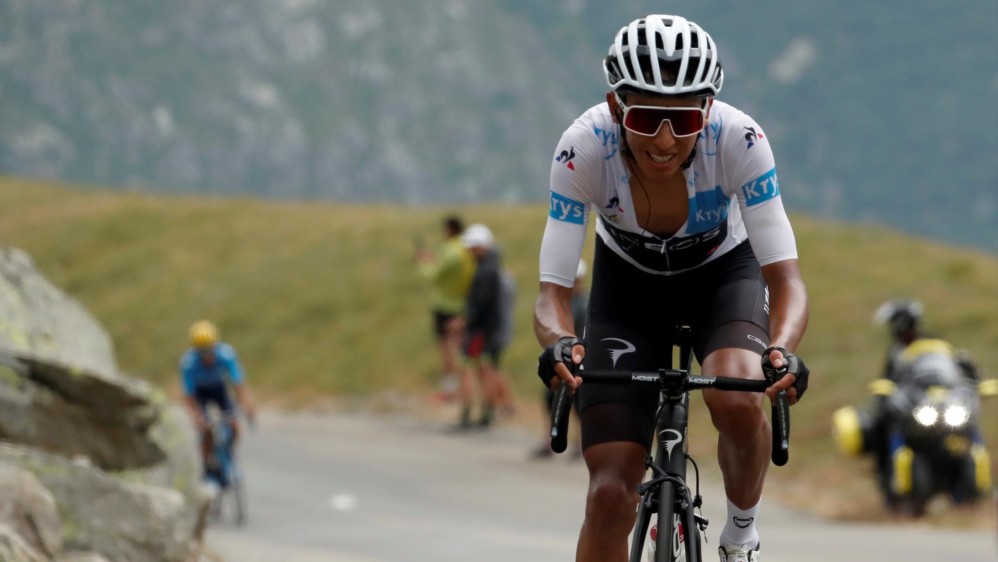 Egan Bernal alcanzó el triunfo de etapa y al cruzar por el puerto tenía una diferencia de 1,08 segundos sobre su compañero Thomas Geraint y de 2,04 sobre el francés Julian Alaphilippe. Foto: .Reuters