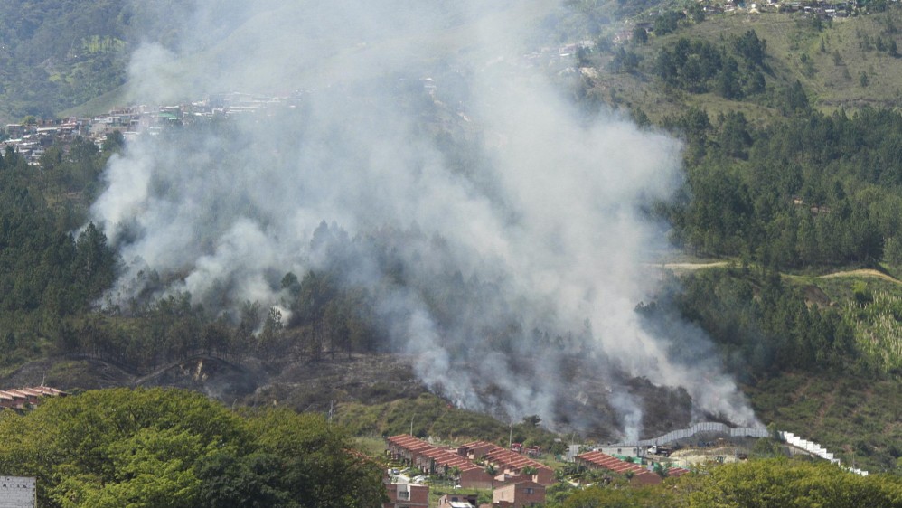 En Bello, las llamas afectaron 10 hectáreas de una zona de bosque ubicada en el sector de Amazonía, entre los barrios París, San Silvestre y Serramonte. FOTO RÓBINSON SÁENZ
