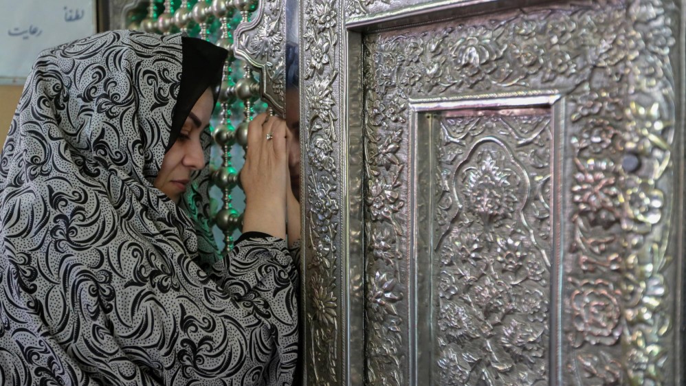 Una musulmán chií iraní reza en la tumba de Emamzadeh Hamideh Khatun en la mezquita en el vecindario de Punak, noroeste de Teherán, durante el sagrado mes musulmán de ayuno de Ramadán. Fotos : ATTA KENARE / AFP