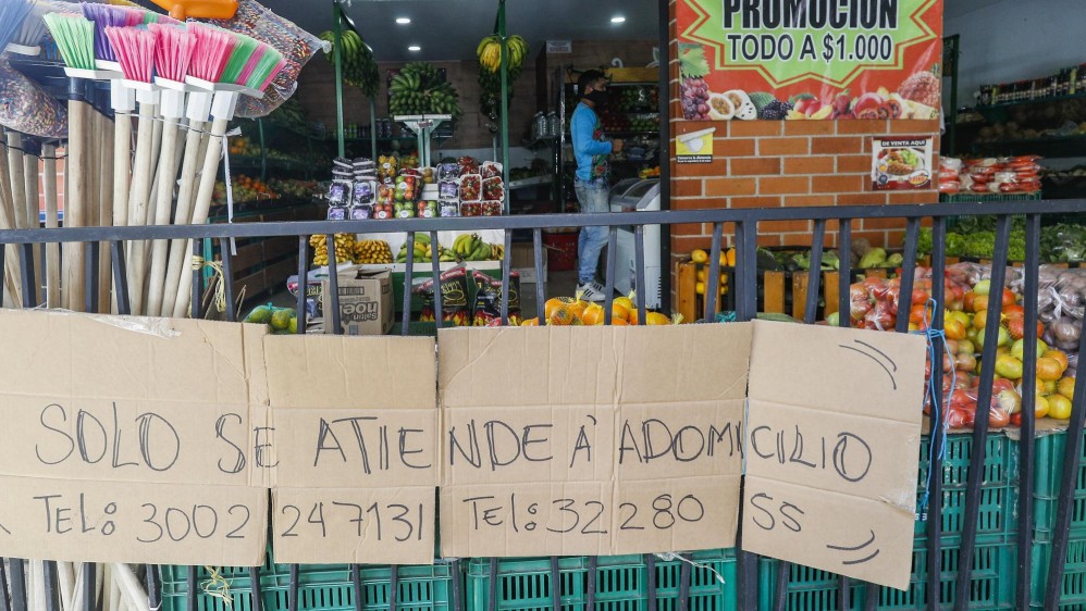 Las tiendas de barrio y los supermercados incrementaron las ventas a domicilio como respuesta a la cuarentena estricta. FOTO MANUEL SALDARRIAGA QUINTERO