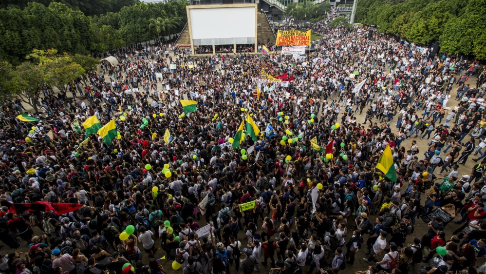 Cientos de estudiantes se dieron cita en el parque de Los Deseos de Medellín donde iniciaron la marcha. Foto Jaime Pérez
