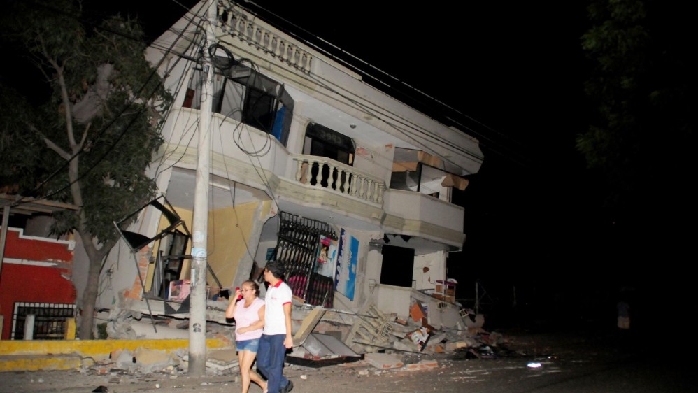 Los habitantes de Guayaquil (Ecuador) salieron a las calles luego de que sus casa quedaron parcial o completamente destruidas. FOTO AFP. 