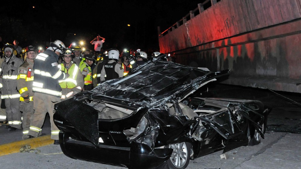 En Guayaquil (Ecuador), un puente se cayó dejando varios carros inservibles. FOTO AFP. 