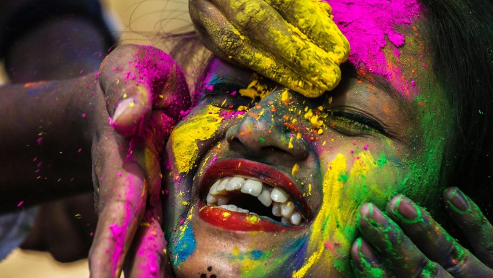  Una hindú con la cara embadurnada con polvos de colores participa este jueves en el festival de Holi en Bombay. Foto: EFE / Divyakant Solanki