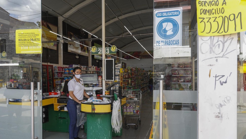 Las tiendas de barrio y los supermercados incrementaron las ventas a domicilio como respuesta a la cuarentena estricta. FOTO MANUEL SALDARRIAGA QUINTERO
