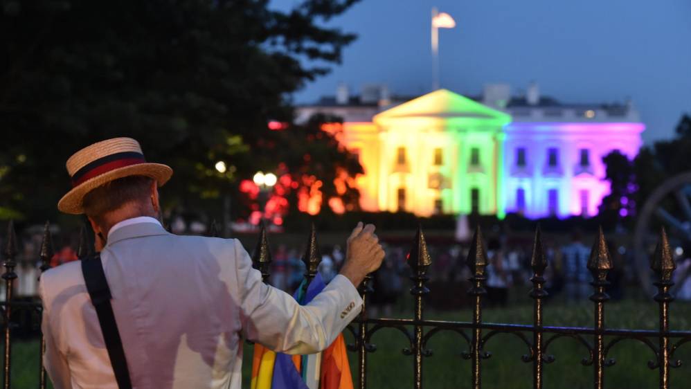 Poco antes, la Casa Blanca había puesto un dibujo de la mansión presidencial coloreada como el arcoíris en su perfil de Facebook.
