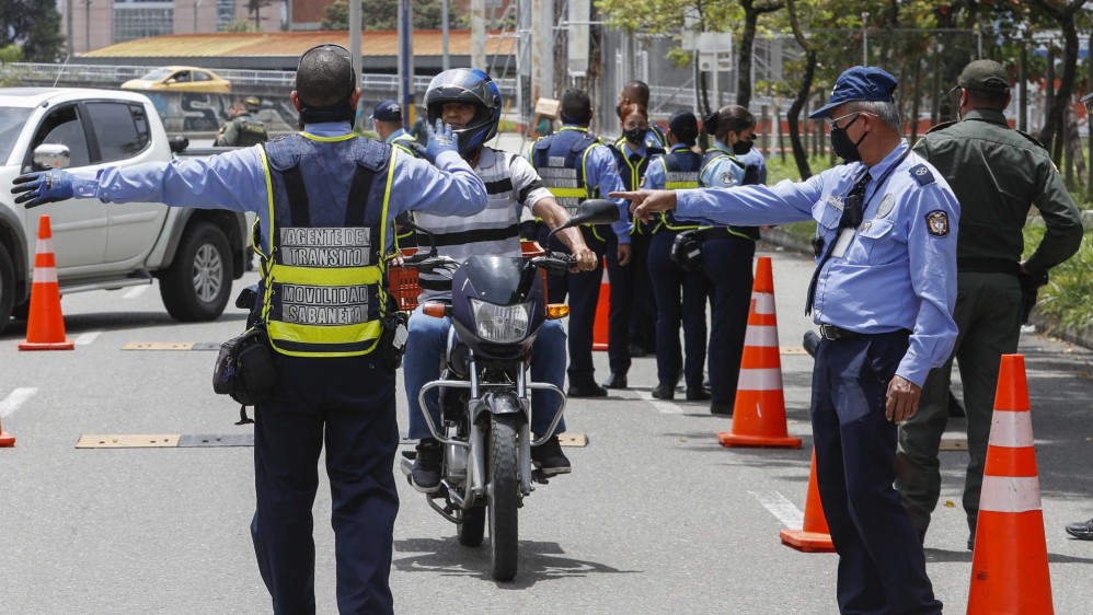 Así se veían las vías del municipio de Sabaneta, en el sur del Valle del Aburrá, este fin de semana de cuarentena total. Algunas personas salieron a las calles haciendo caso omiso a las restricciones y fueron sancionadas con una multa de $936.320. FOTOS MANUEL SALDARRIAGA QUINTERO