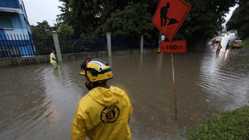 Bomberos Medellín verificó casos de encharcamiento e inundación en vía pública. FOTO: EDWIN BUSTAMANTE