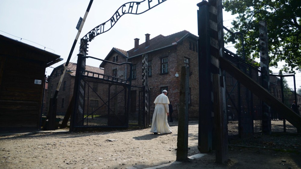 En el tercer día de su viaje a Polonia para un encuentro internacional de jóvenes católicos, el Sumo Pontífice estuvo algunos minutos hablando en voz baja e intercambiando regalos con alrededor de 12 sobrevivientes de Auschwitz, incluyendo a una mujer de 101 años. FOTO AP