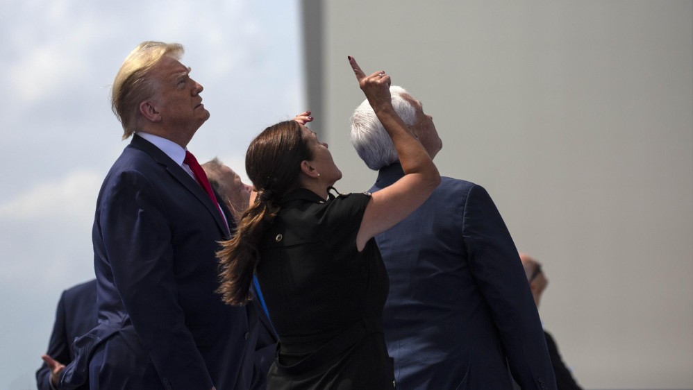 El presidente estadounidense, Donald Trump, asistió en persona al lanzamiento. “Verdadero talento, verdadera genialidad, nadie hace esto como nosotros”, dijo. FOTO AFP
