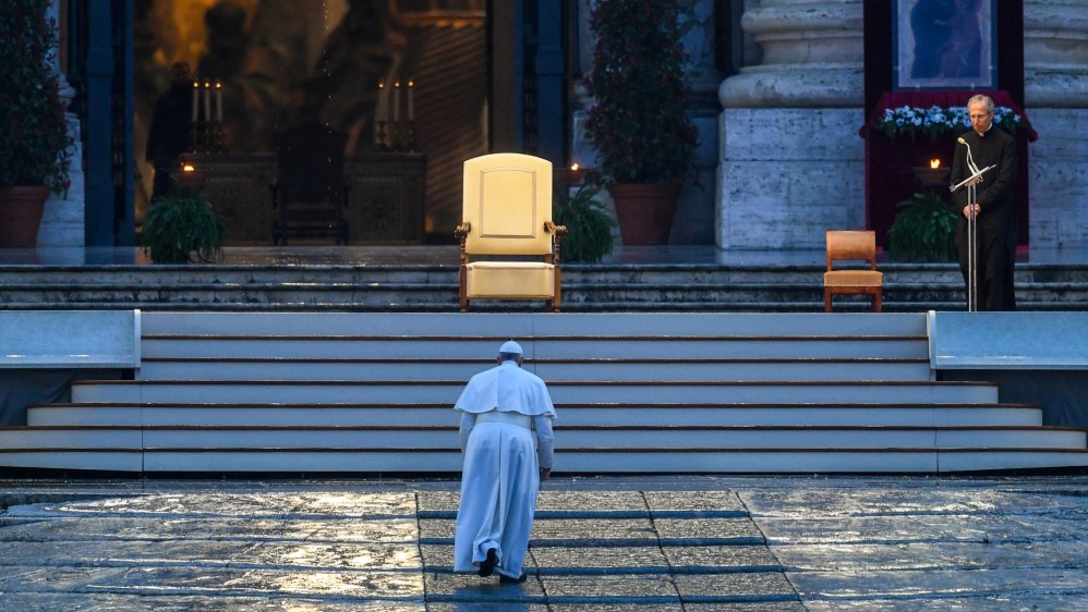 “Se trata de un evento extraordinario presidido por el papa, en un momento particular, cuando el mundo cae de rodillas por la pandemia”, explicó en una nota el Vaticano. FOTO AFP