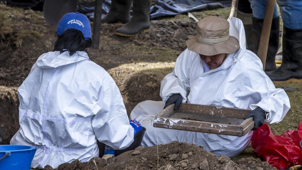 En está exhumación se encontraron, cráneos con heridas de arma de fuego con presencia de ojivas, cuerpos con prendas militares, varias mujeres y dos niños. Foto Juan Antonio Sánchez Ocampo