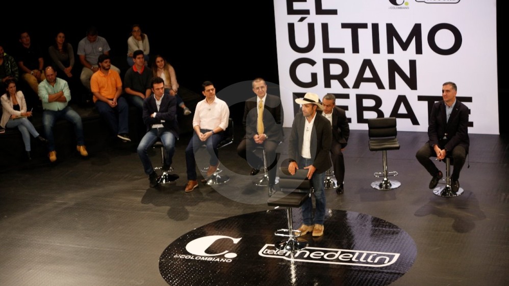 Andrés Guerra pone la silla vacía del candidato Aníbal Gaviria que no asistió al debate. FOTO ESTEBAN VANEGAS