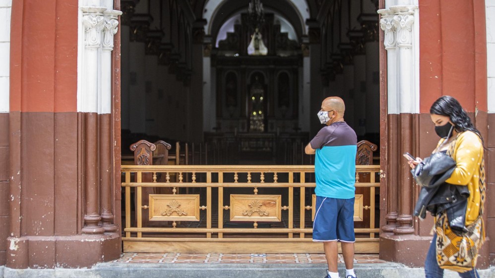 No hay ingreso a la parroquia de La Ceja, pero sus puertas permanecen abiertas para que las personas puedan observar el templo. FOTO CARLOS VELÁSQUEZ