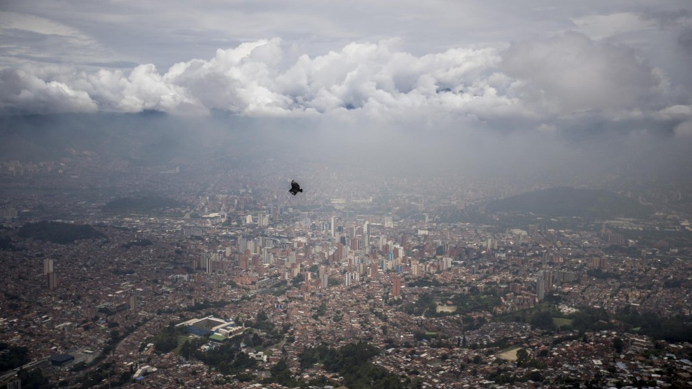 Desde los senderos y parques que recorren y rodean la parte alta de la comuna 8, en Medellín, se contempla la ciudad con sus contrastes urbanos. FOTO: SANTIAGO MESA