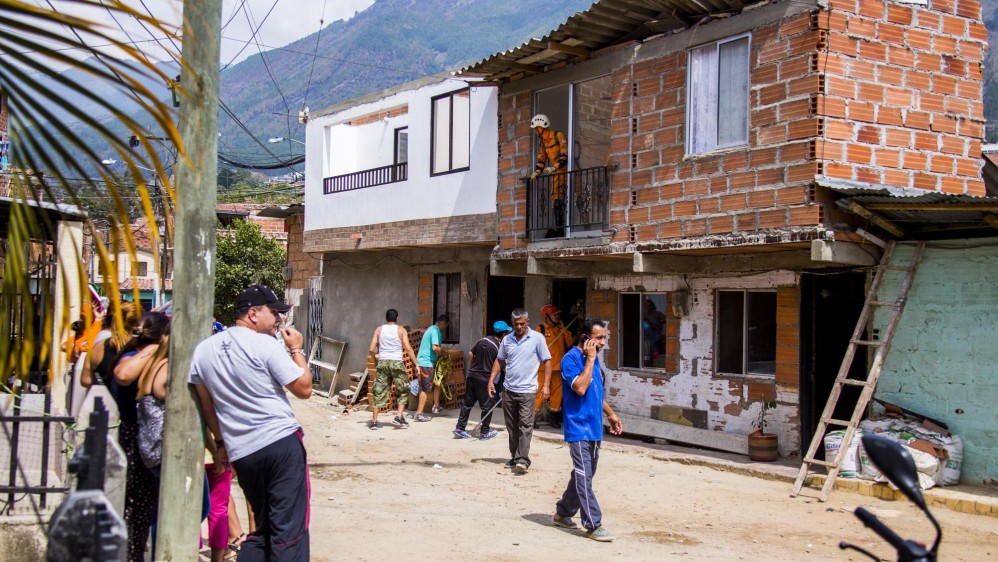 El colapsó ocurrió alrededor de las 3 de la mañana. Los habitantes de las casas alcanzaron a salir antes del derrumbe. Foto: Carlos Velásquez