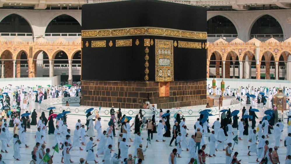 Los peregrinos luego regresaron a La Meca, la ciudad más santa del islam, para realizar el “tawaf de despedida”, las vueltas alrededor de la Kaaba, una estructura cúbica en el corazón de la Gran Mezquita y hacia la cual los musulmanes de todo el mundo se dirigen para sus oraciones.