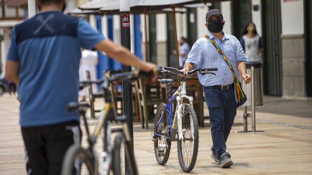 Transeúntes y ciclistas llevan sus tapabocas de manera correcta y así aportan al cuidado del municipio. FOTO CARLOS VELÁSQUEZ