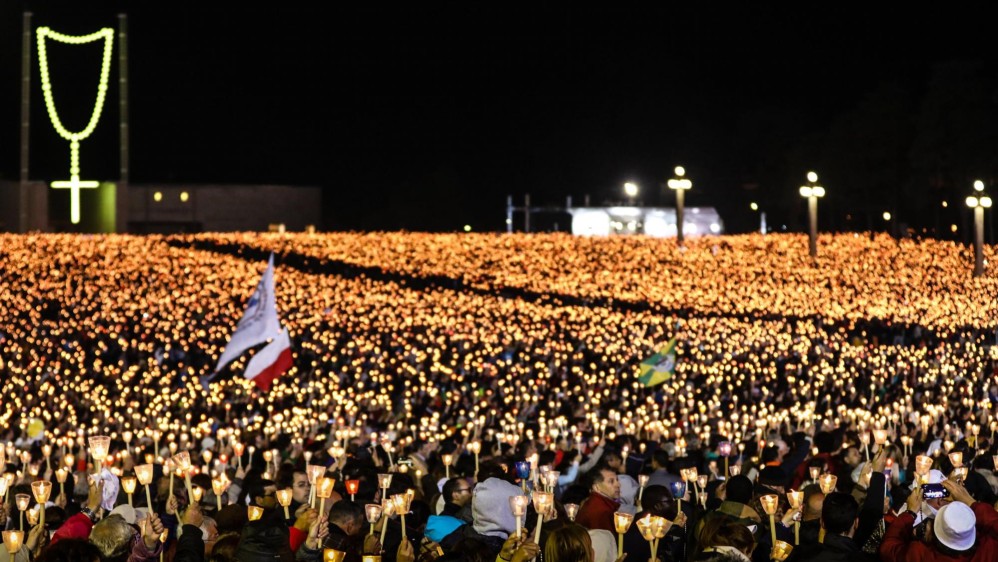 Francisco llegó este viernes a Fátima en un viaje “algo especial” ya que lo dedicará “a rezar”, como explicó a los periodistas en el vuelo, y su primer acto en el santuario mariano fue una oración dedicada a la Virgen en la capilla de las apariciones, donde la Iglesia indica que la Madre de Dios se apareció a los tres pastorcillos. FOTO EFE