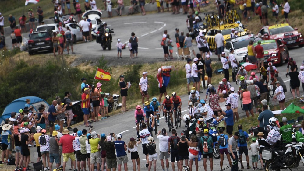 El corredor de 22 años se convirtió en el tercer colombiano en vestir el maillot amarillo que identifica al líder de la ronda francesa. Foto:.AFP