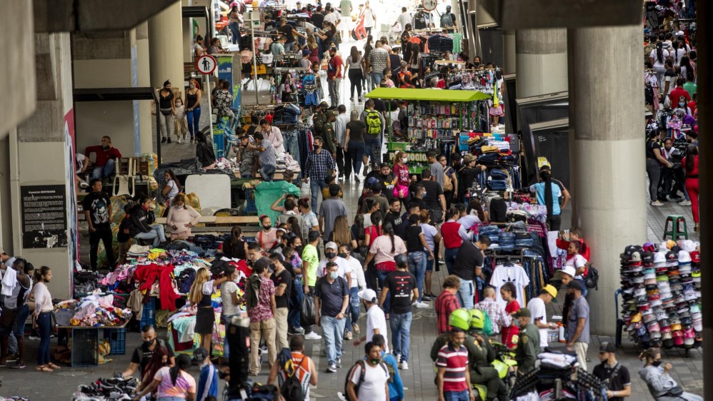 Los comercios formales e informales se preparan para un incremento mayor de las ventas. Preocupan, sin embargo, las aglomeraciones, el mal uso del tapabocas y el poco distanciamiento. Foto: Camilo Suárez