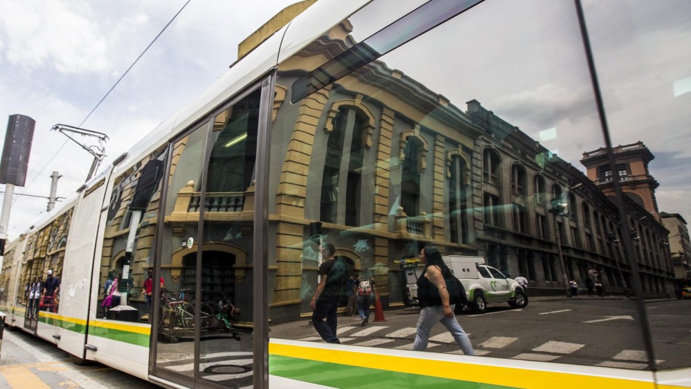 La arquitectura de los edificios antiguos hace parte de los reflejos del tranvía. Foto: Julio César Herrera 