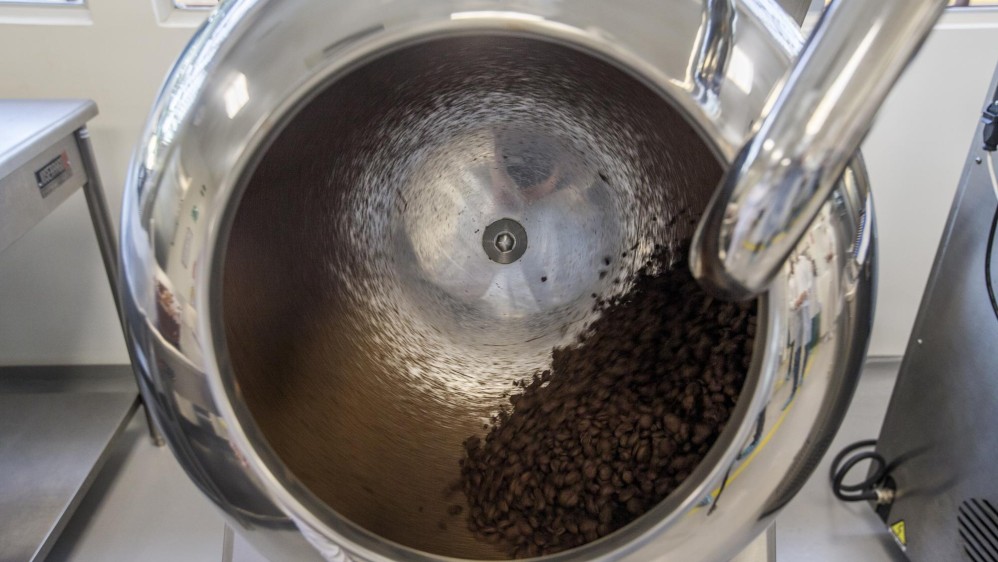 Después de estar secas, son llevadas a la industria donde pasan por varias máquinas que las trituran y les hacen un proceso que las convierte en chocolate cremoso. Foto: Santiago Mesa.