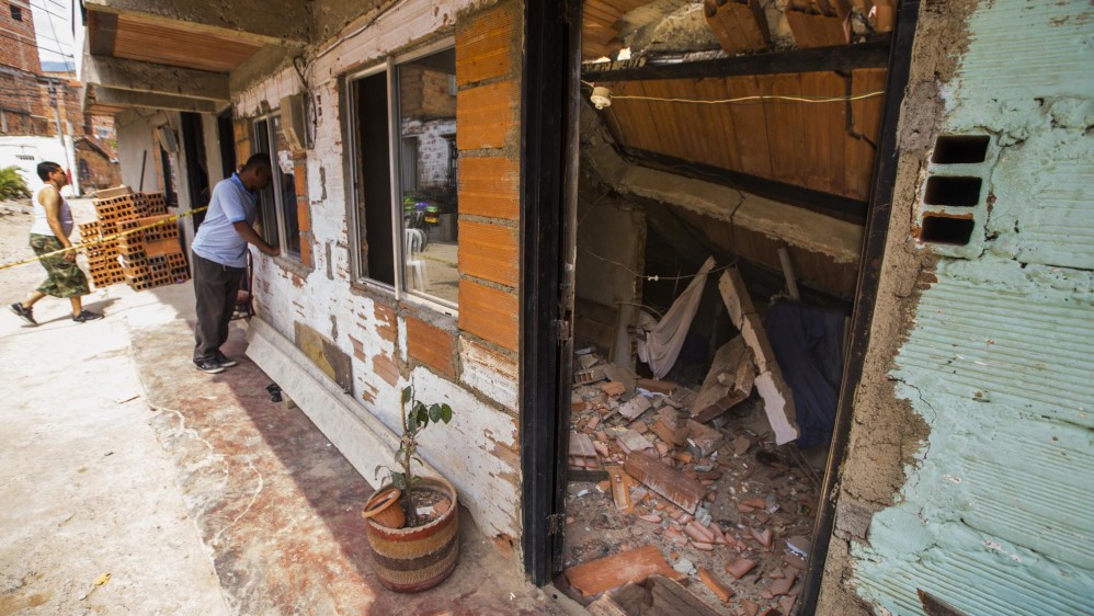 El colapsó ocurrió alrededor de las 3 de la mañana. Los habitantes de las casas alcanzaron a salir antes del derrumbe. Foto: Carlos Velásquez