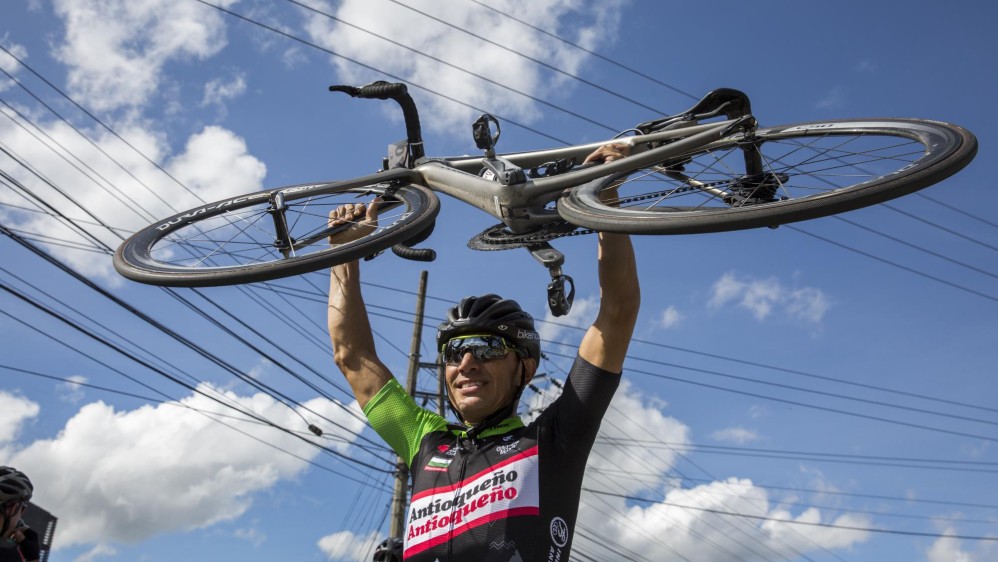 Stiber Ortiz fue el ganador de la categoría élite que recorrió 48 kilómetros entre los municipios de Guarne, Carmen de Viboral y La Ceja en el oriente de Antioquia. Foto: Esteban Vanegas