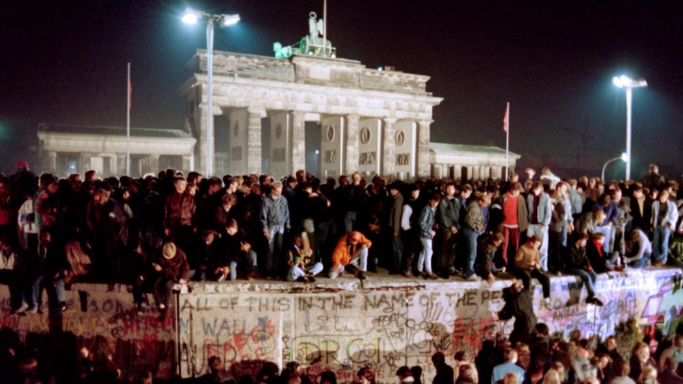 Miles de jóvenes berlineses orientales se agolpan sobre el muro de Berlín, cerca de la Puerta de Brandeburgo. Foto de archivo tomada el 11 de noviembre de 1989. FOTO AFP