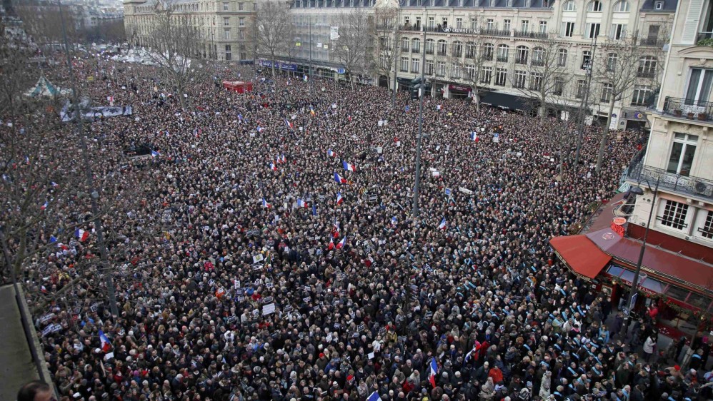 Cientos de miles de personas, entre ellas más de 40 gobernantes de diversos países, ocuparon el centro de París el domingo en un acto de unidad nacional en homenaje a las 17 víctimas de tres días de terror. FOTO REUTERS