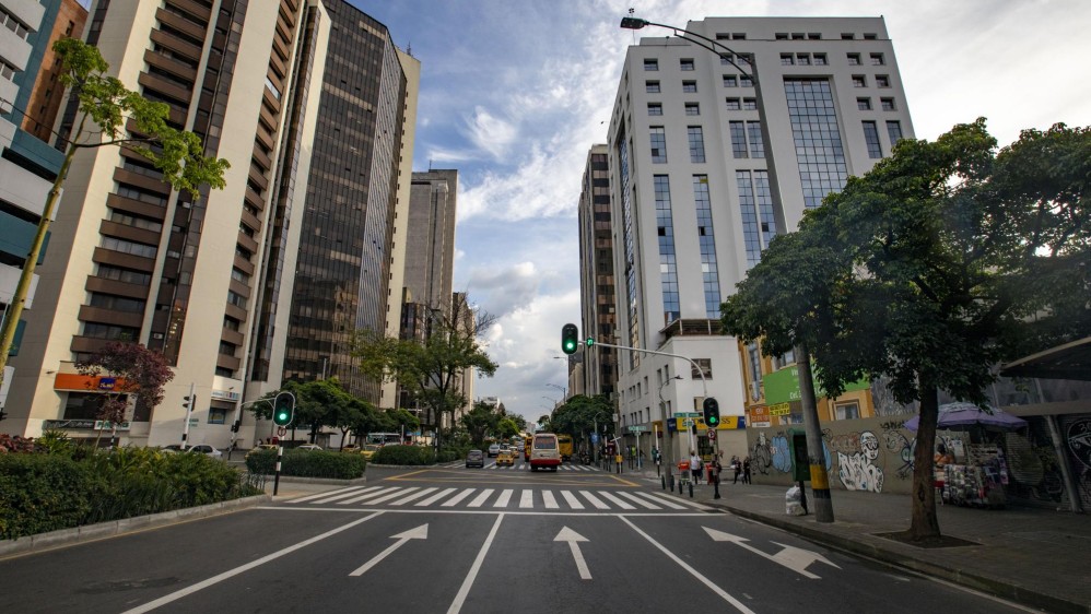 La Empresa de Desarrollo Urbano (EDU) presentó la nueva cara de esta vía, estratégica para el Centro, hecha con materiales que permiten el drenaje de aguas superficiales y la reducción del ruido. FOTO EDWIN BUSTAMANTE