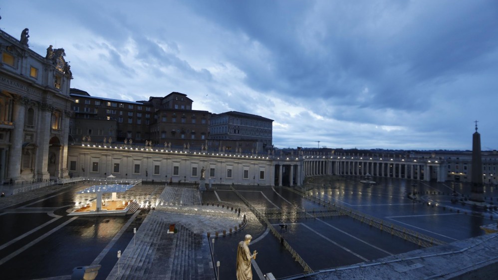 La plaza de San Pedro estaba completamente vacía por los estrictos controles que hay en Italia y Ciudad del Vaticano frente al aislamiento de las personas. FOTO AFP