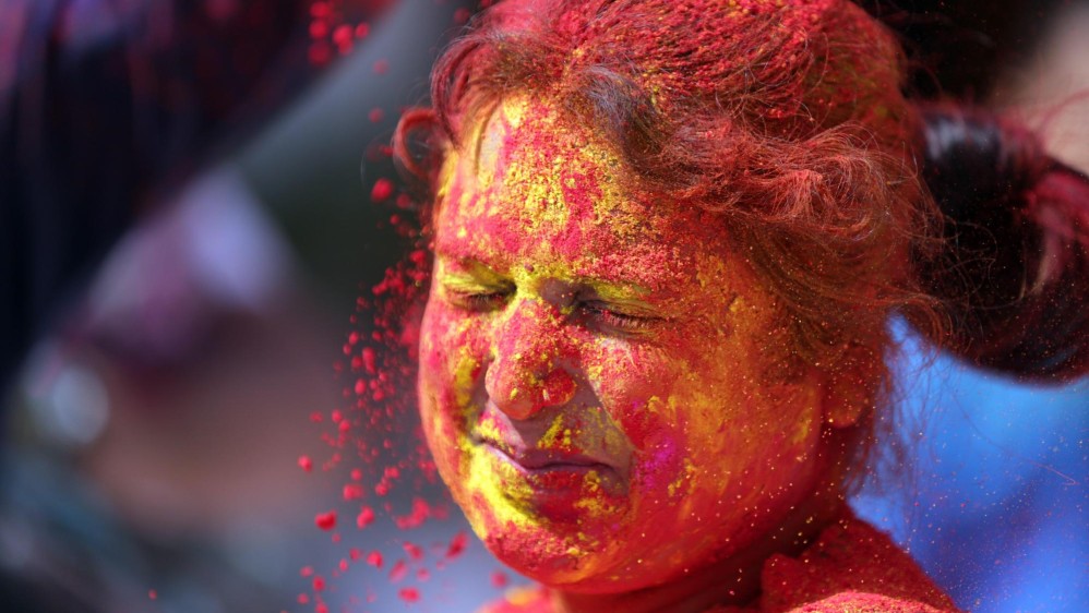  Una hindú con la cara embadurnada con polvos de colores participa este jueves en el festival de Holi en Bombay. Foto: EFE/ Divyakant Solanki