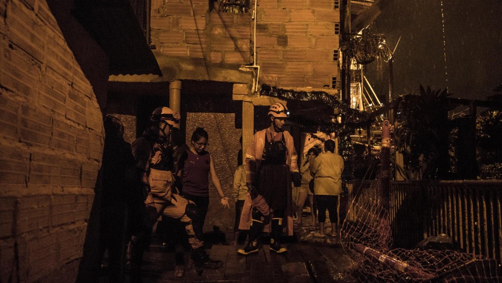 Los socorristas se dirigieron a la zona más afectada para analizar el estado de las viviendas. FOTO CAMILO SUÁREZ 