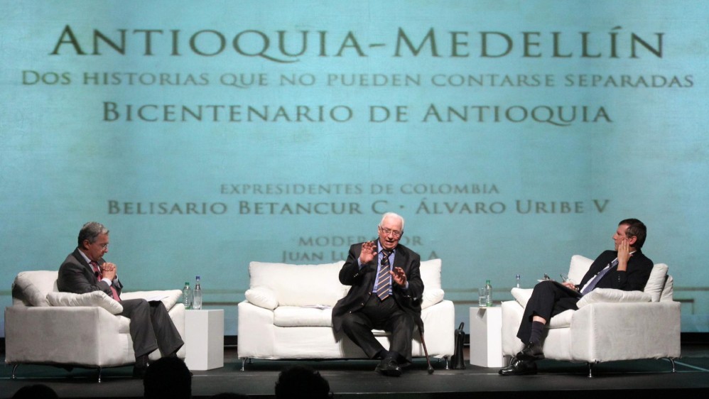 Belisario Betancur y Álvaro Uribe en un conversatorio sobre el Bicentenario de Antioquia.