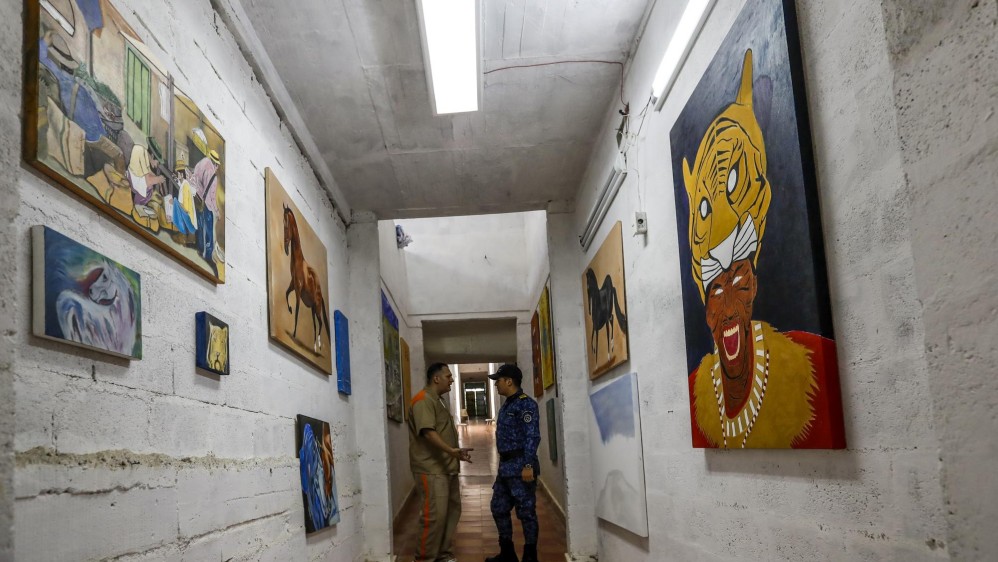 La Cárcel La Paz, en Itagüi, alberga una galería de arte con obras elaboradas por los internos. Es el único espacio en su tipo del que se tenga registro en Latinoamérica. Foto: Jaime Pérez.