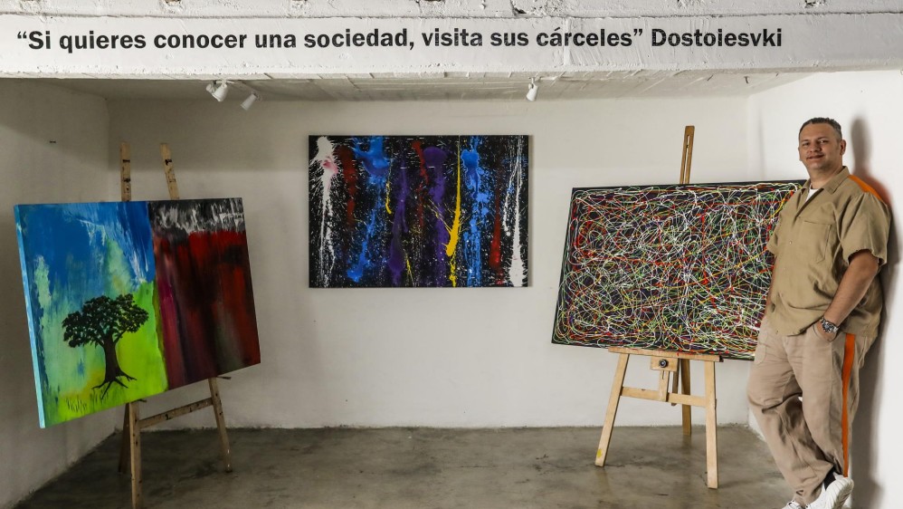 Para Julián, el arte abstracto le permite desahogarse. “Es toda una catarsis”, asegura. Foto: Jaime Pérez.