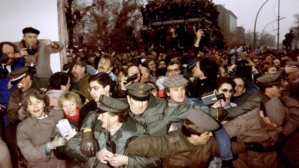 Policía de Alemania Oriental y Occidental contiene la multitud de berlineses orientales que fluye a través de la reciente apertura en el muro de Berlín, en la plaza Potsdamer. Foto de archivo tomada el 12 de noviembre de 1989. FOTO AFP