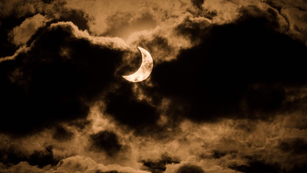 El eclipse parcial de sol es capturado usando un filtro infrarrojo en el cielo nublado de Nairobi, Kenya. FOTO AFP