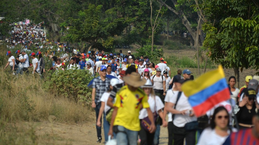 Miles de personas se siguen movilizando hacia el lugar del concierto. Foto: AFP