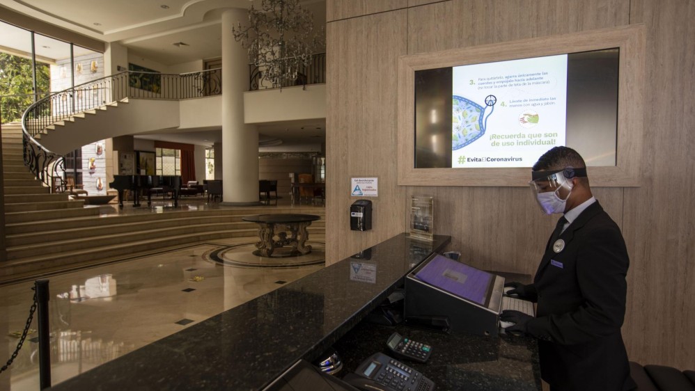 En la recepción, los protocolos son igual de rigurosos. Los hoteles marcarán distancias prudentes en las filas. Foto: Edwin Bustamante