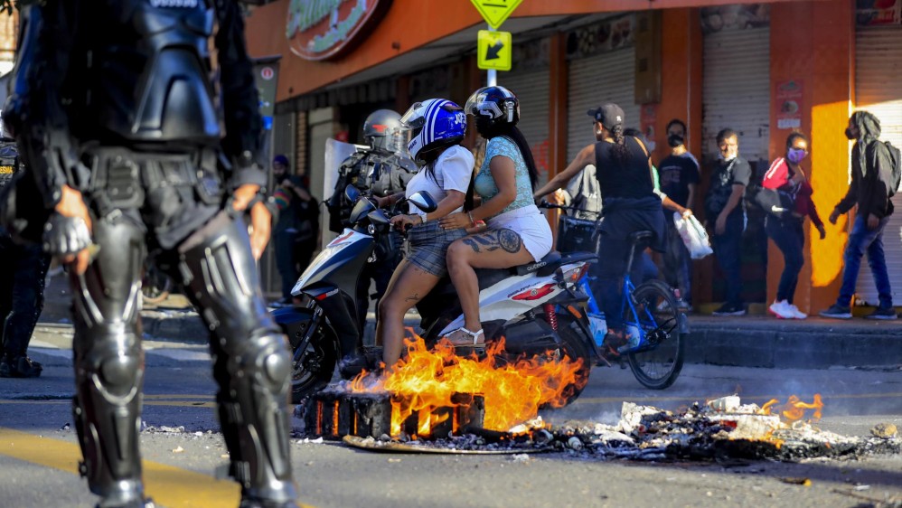 Manifestantes en Medellín marcharon por las calles para rechazar los abusos de la Fuerza Pública. Hubo enfrentamientos y actos vandálicos. FOTO: Jaime Pérez