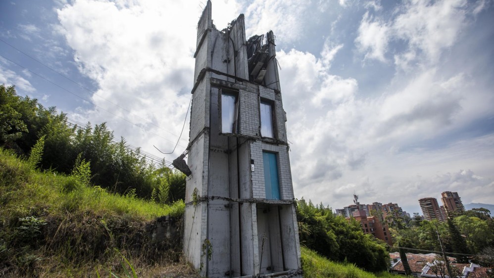 Aun se pueden observar algunas estructuras del edificio como la torre de ascensores. Foto: Carlos Velásquez