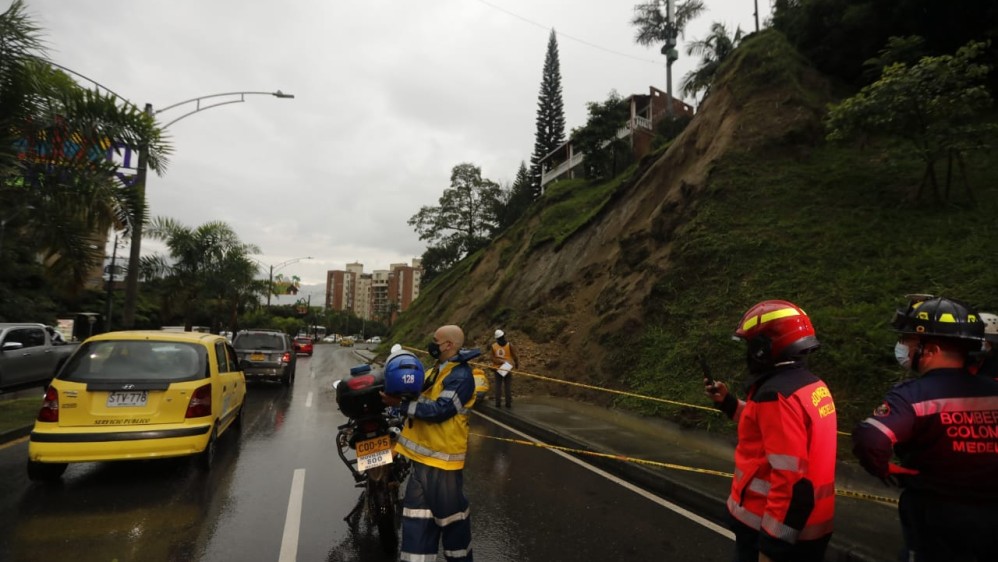 Deslizamiento de tierra en la loma del indio por la avenida las Palmas. FOTO: CAMILO SUÁREZ.